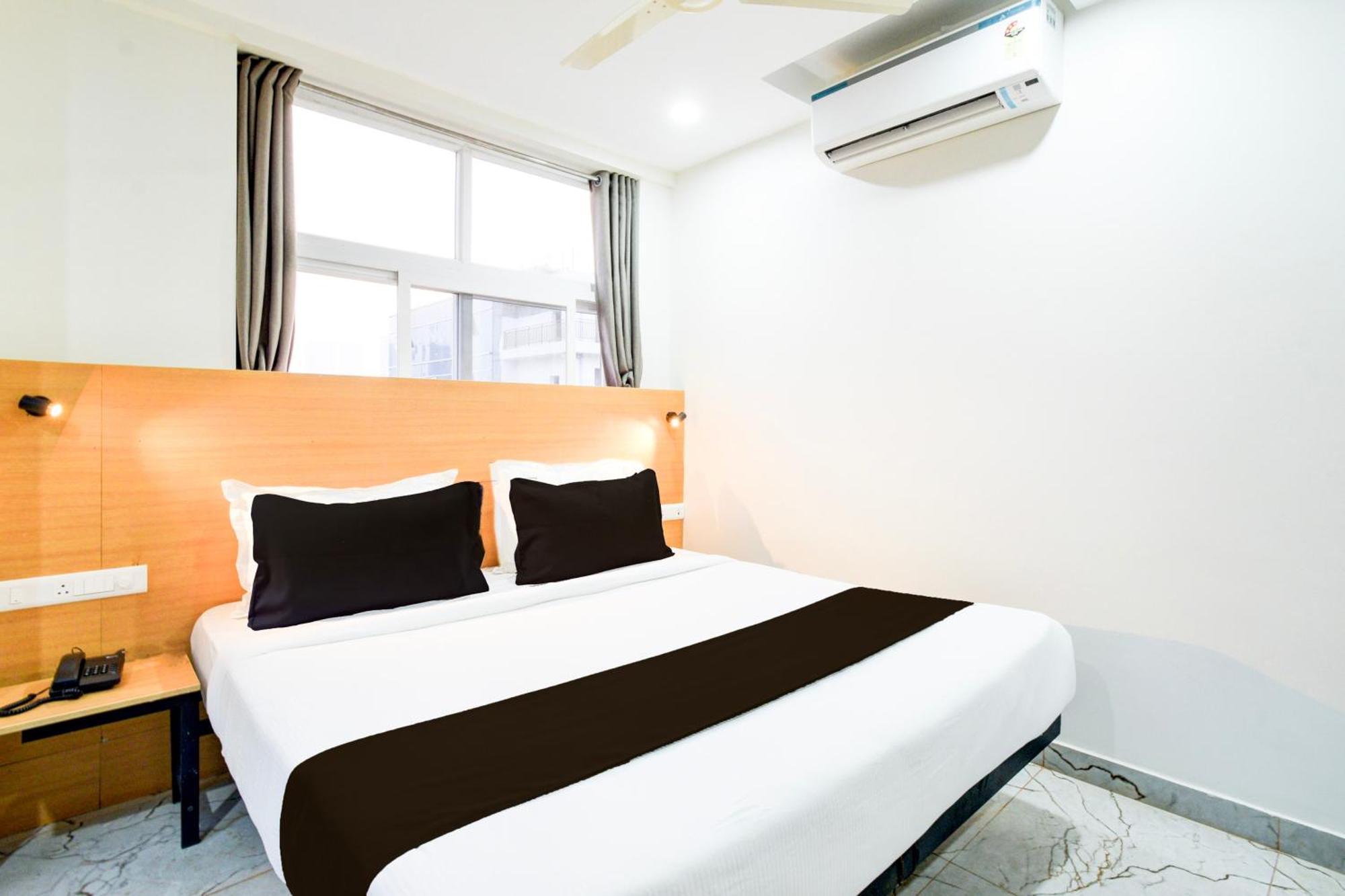 Super Townhouse Unnam Hotels Backside Of Tabala Rasa Pub, Financial District حيدر أباد المظهر الخارجي الصورة
