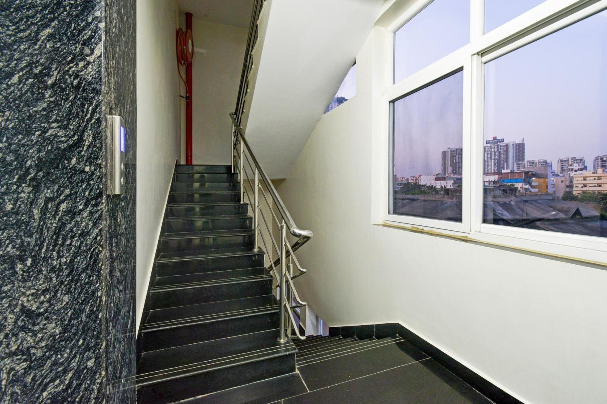 Super Townhouse Unnam Hotels Backside Of Tabala Rasa Pub, Financial District حيدر أباد المظهر الخارجي الصورة